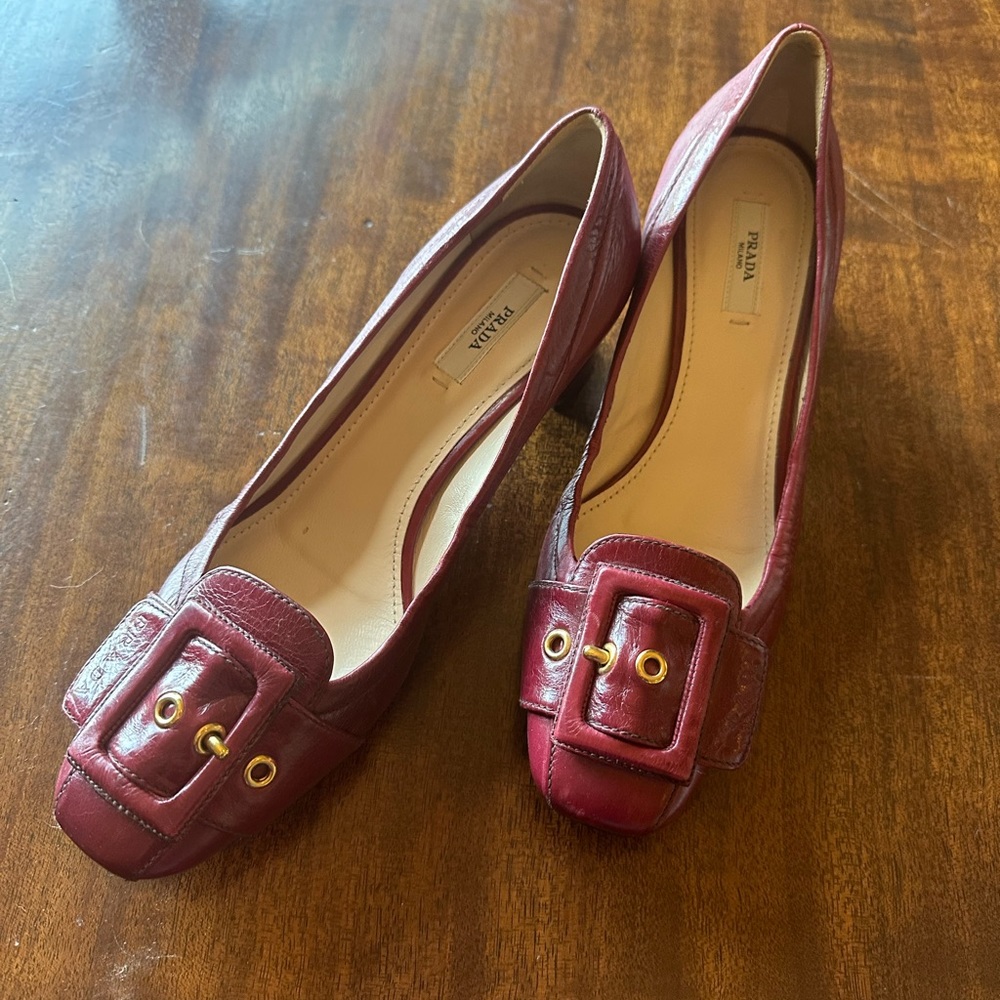 Prada classic buckle toe pumps - Picture 2 of 3